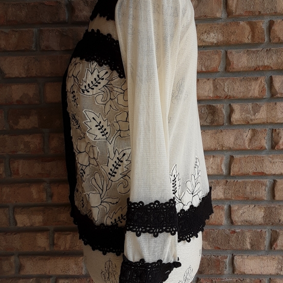 Leifnotes lace button sweater size 2. - Picture 5 of 9